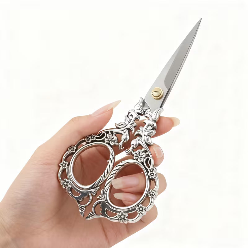 Steampunk - ezüstszínű elegáns olló virágmintás markolattal
