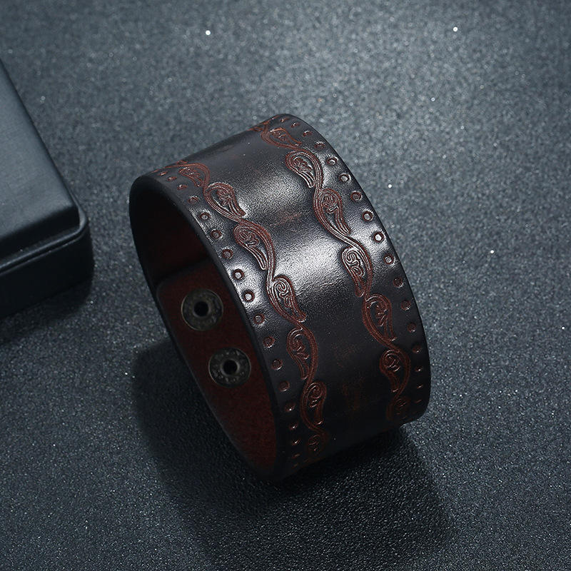 Steampunk -Dombornyomott marhabőr karkötő, fekete