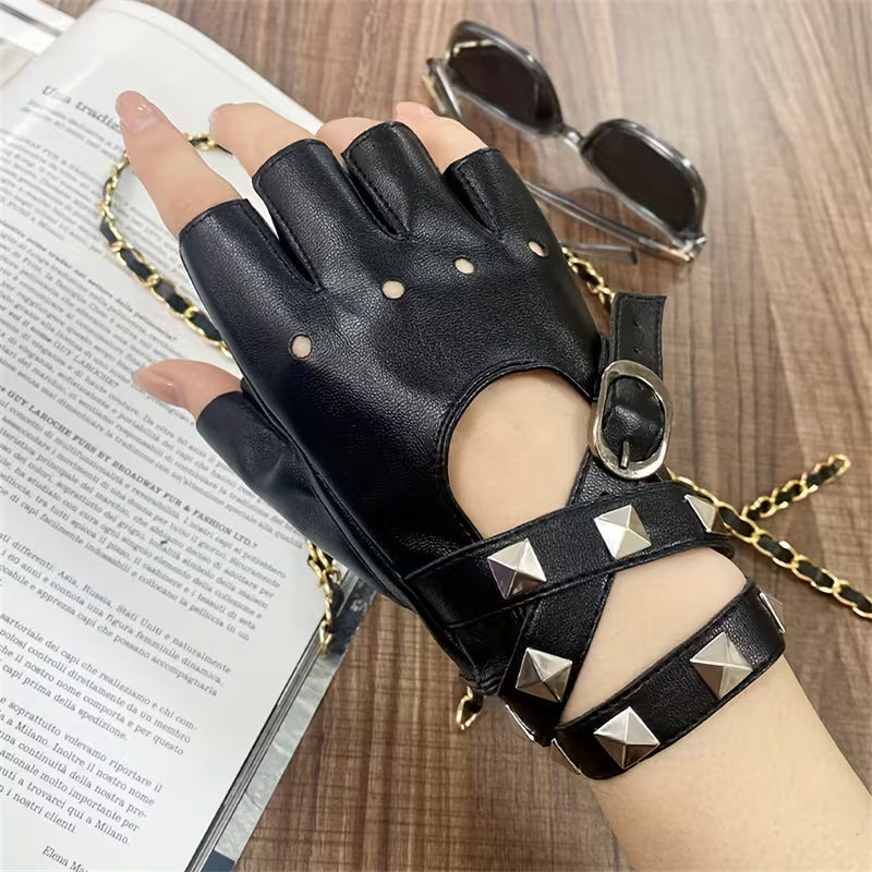 Steampunk - Gótikus szegecses karpántos félujjas kesztyűk nőknek